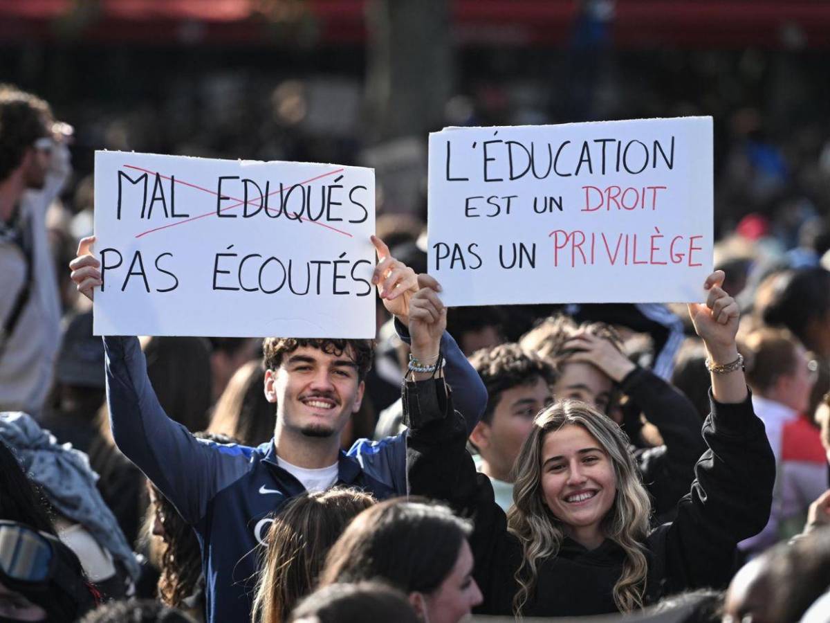 Saqueo de un instituto y choques con la Policía marcan protestas en Francia