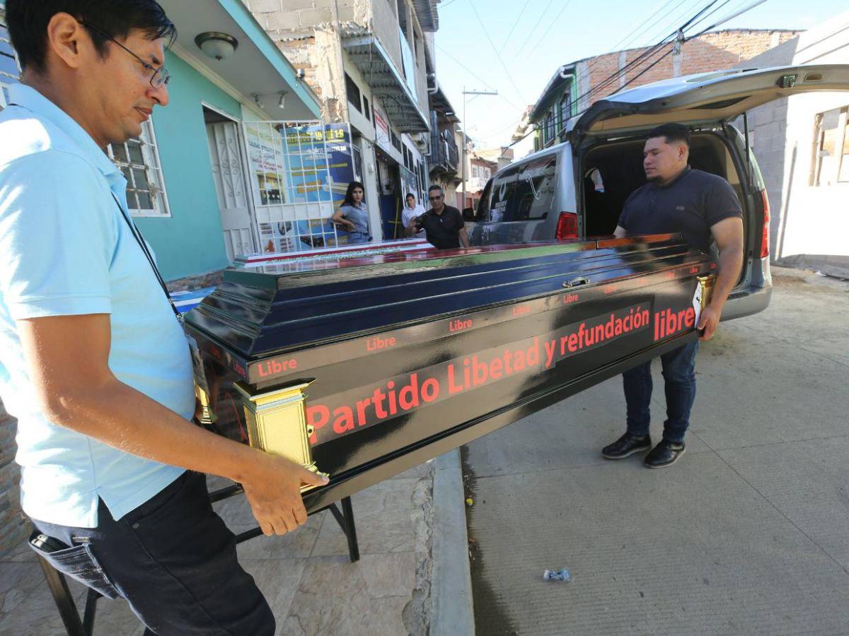 Ataúdes elaborados con diseños de emblemas de partidos políticos