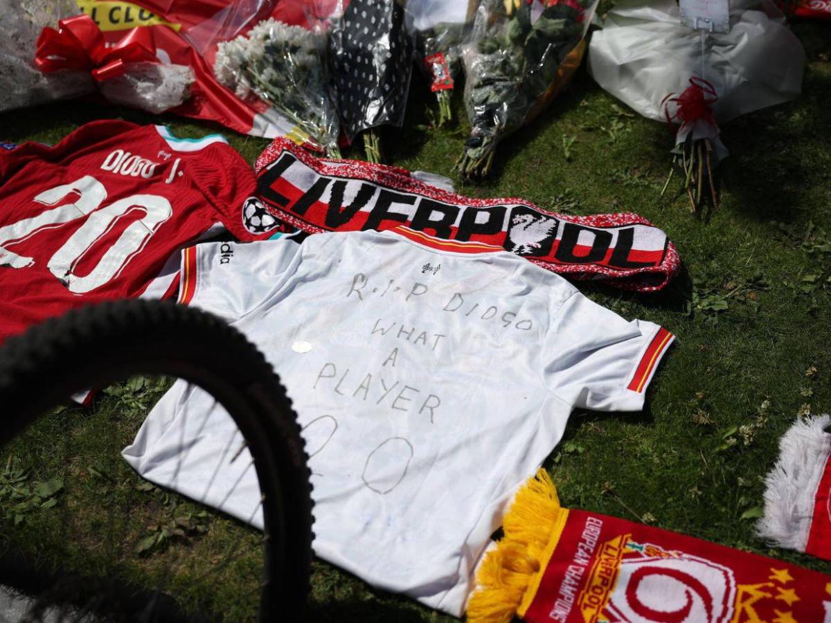 You´ll Never Walk Alone: Seguidores del Liverpool rinden homenaje a Diogo Jota