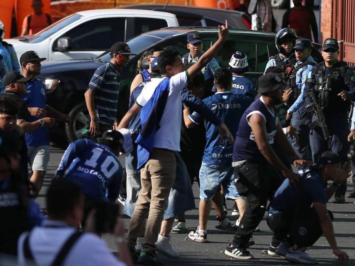 Captan lanzamiento de botellas contra jugadores de Olimpia previo al clásico