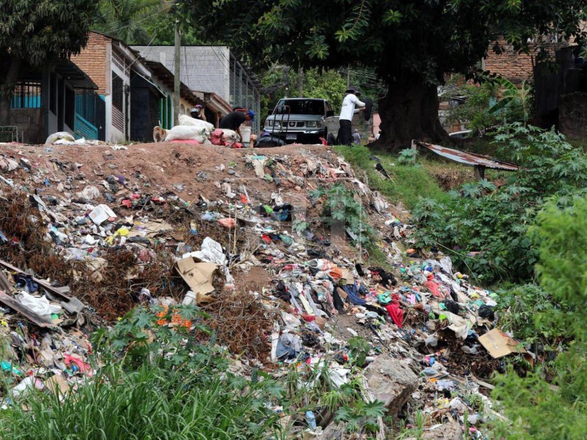 Casi a secas y lleno de basura: así luce el Río Choluteca de la capital