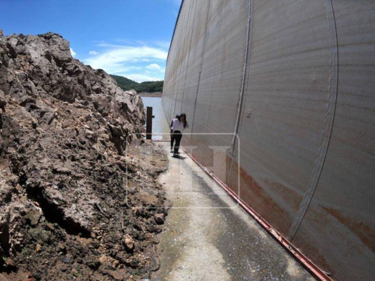 Imagen que preocupa: surge una isla en medio de la represa La Concepción ante sequía