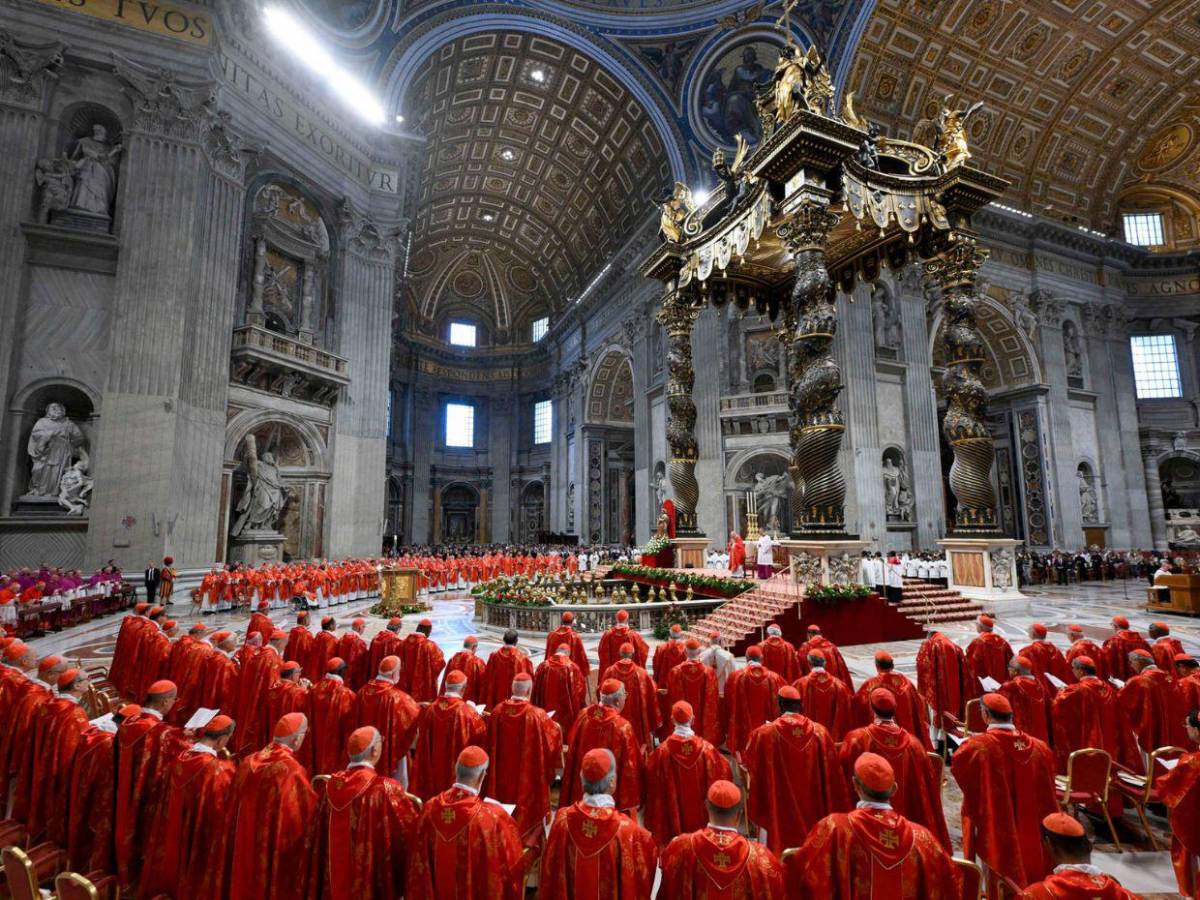 Larga espera y fumata negra: así se vivió el primer día del cónclave