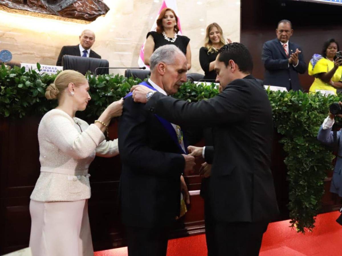 ¿Quién le impuso la banda presidencial a Nasry Asfura en su toma de posesión?