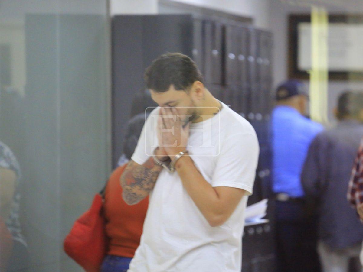 Con beso en la mejilla: así recibieron a Dennis Galván en el juzgado sus familiares