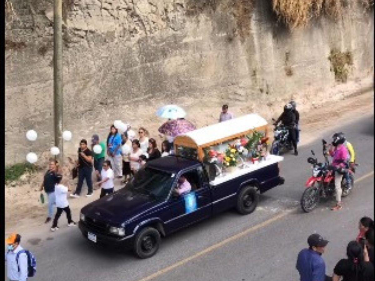 “Se me adelantó y me duele”: Dan último adiós a madre e hijo que murieron en Potrerillos