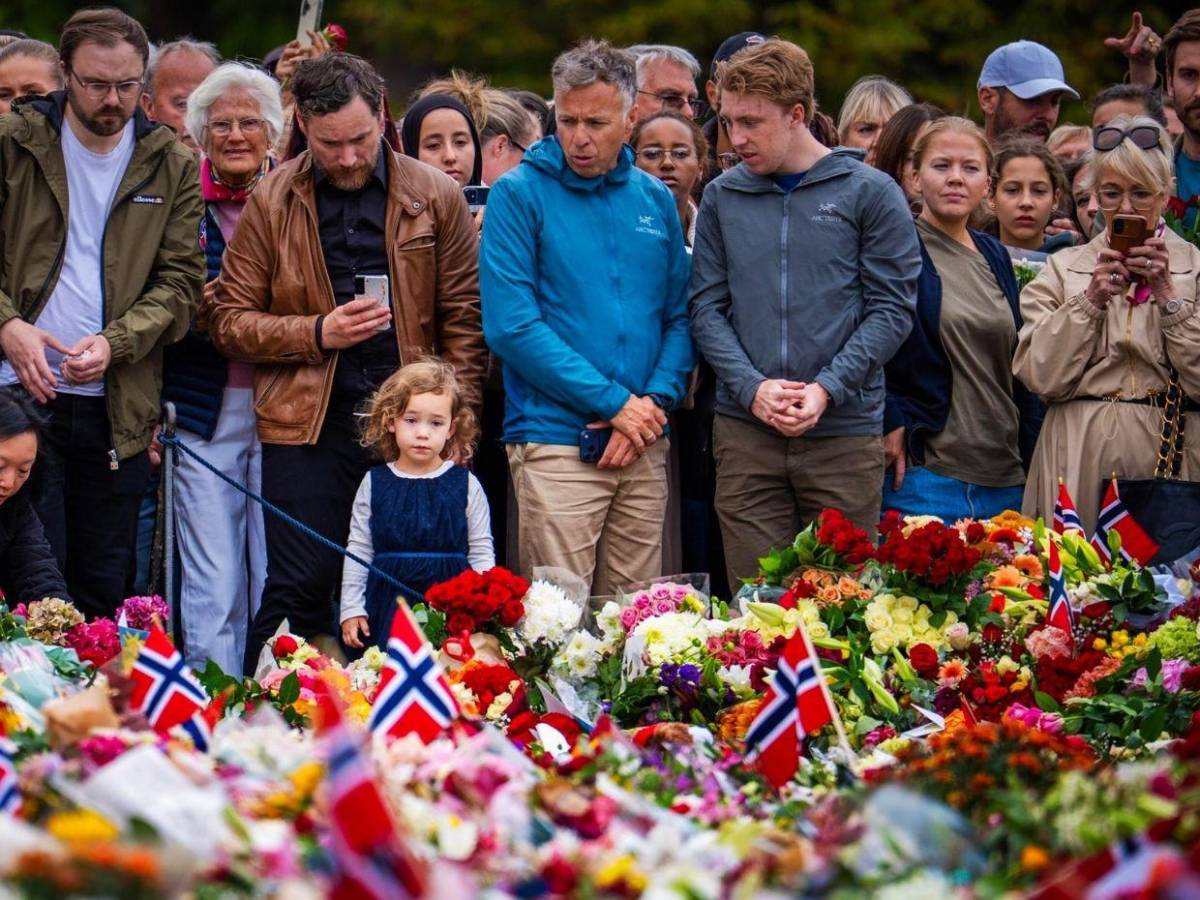 Flores, velas y cartas: con tristeza, Noruega despide al rey Harald V, “el abuelo de todos”