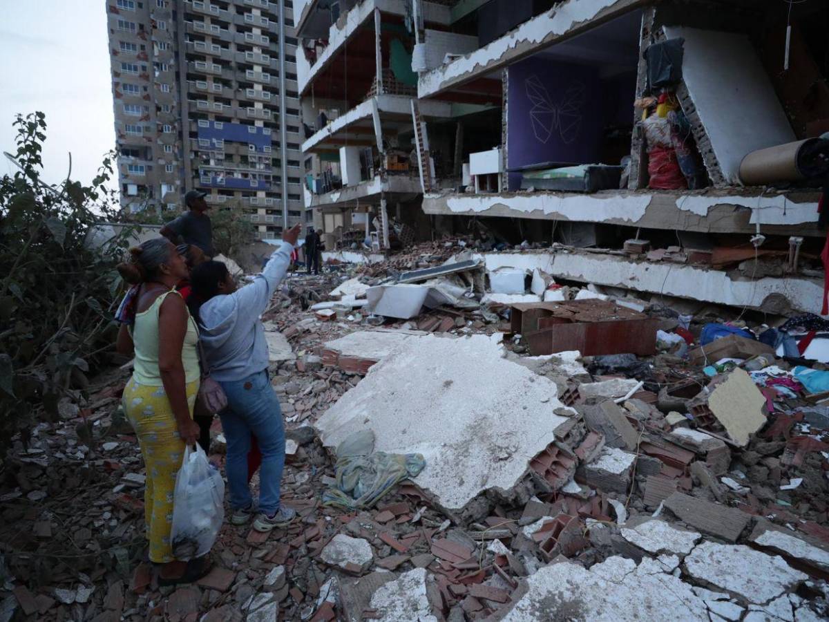 Olores de putrefacción comienzan a sentirse: cadáveres siguen bajo los escombros tras terremotos en Venezuela