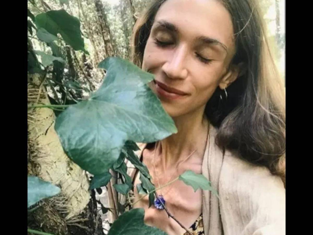 ¿Quién es Karolina, influencer que murió tras dieta basada solo en frutas en Bali?