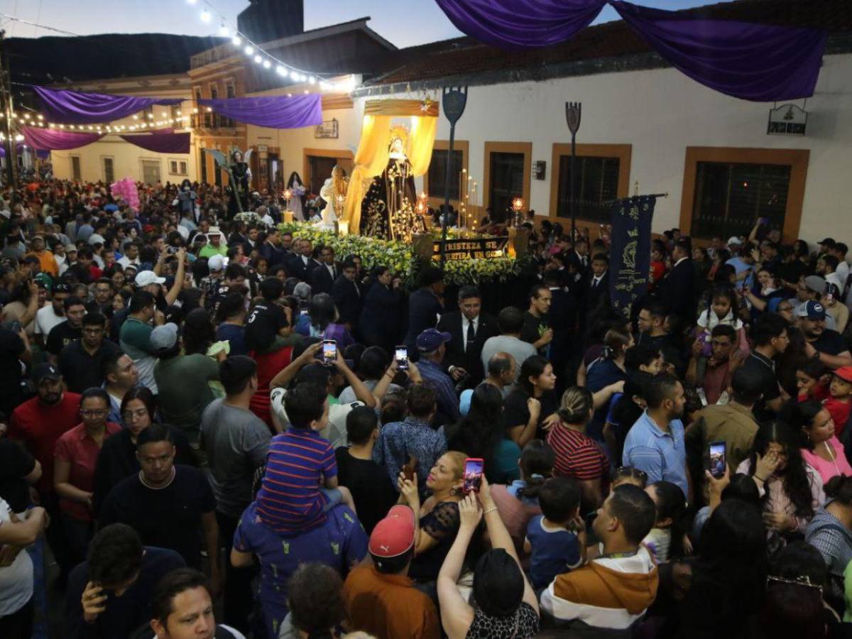 Así se desarrolló la solemne procesión del Santo Entierro en la capital
