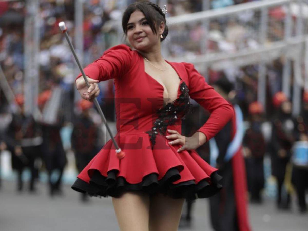 El rojo brilló en los desfiles patrios: los atuendos que marcaron tendencia este 2025