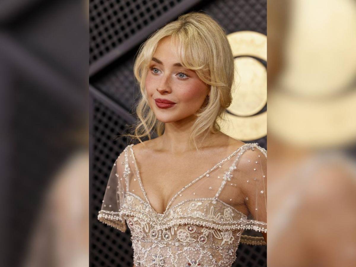 Sabrina Carpenter cautiva con romántico diseño en la alfombra roja de los Grammys 2026