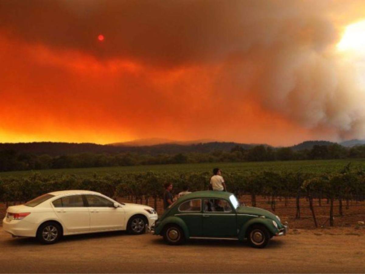 Crece un incendio forestal en California en medio de temperaturas extremas