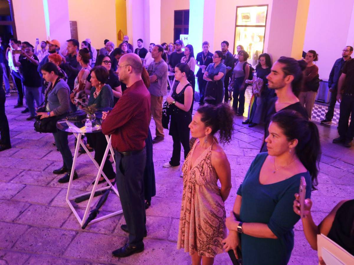 Nube negra: Un bivaque surrealista de 30,000 mariposas de papel invaden el MIN