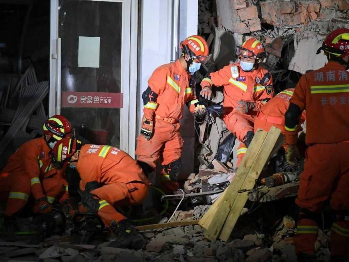 Decenas de personas atrapadas y desaparecidas en derrumbe de edificio en China