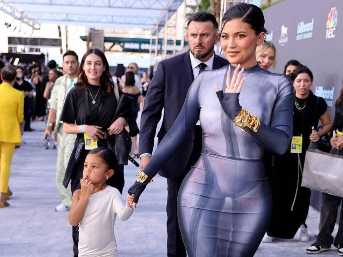 Kylie Jenner recibe fuertes críticas por vestido “de adulta” que le puso a su hija