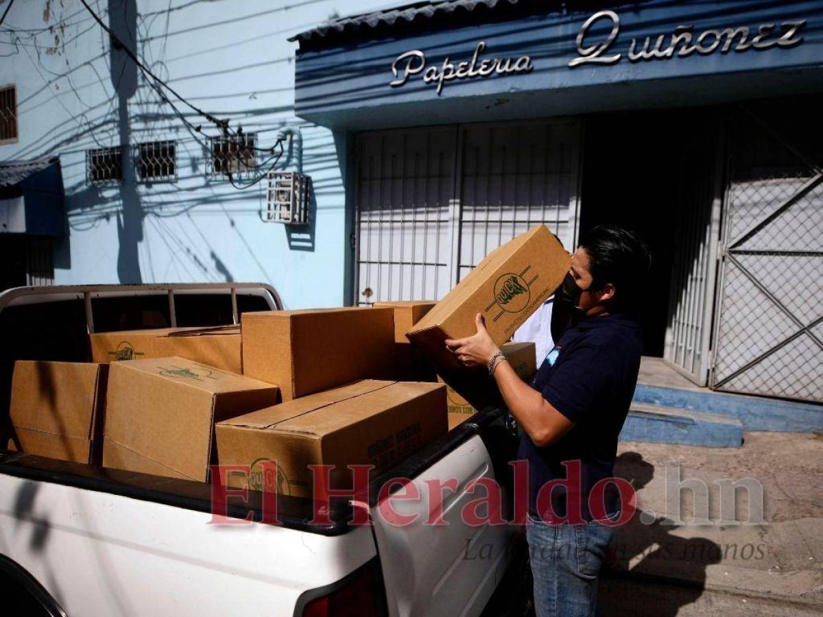 A medida que los carros se iban llenando, el personal de EL HERALDO hacía rugir los motores para llevar los cuadernos al centro de acopio y comenzar a ordenar los kits.