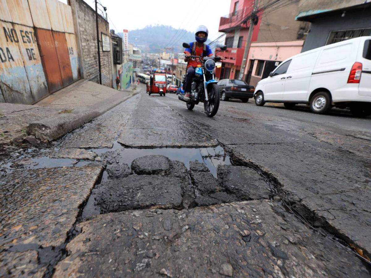 Las calles en distintos puntos han empeorado con las lluvias pues el concreto y asfalto ya dio su vida útil.