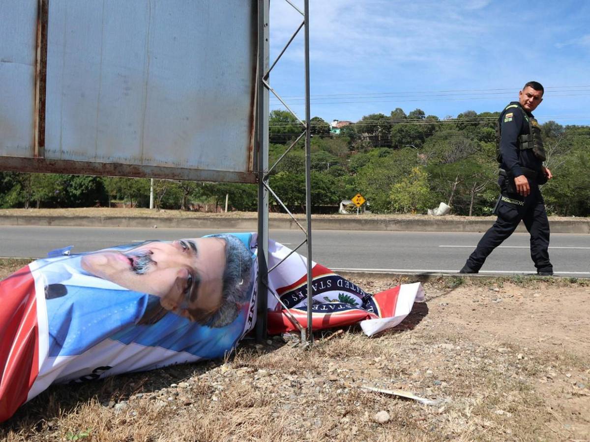 Amanece enorme valla de recompensa por Nicolás Maduro en frontera colombo-venezolana