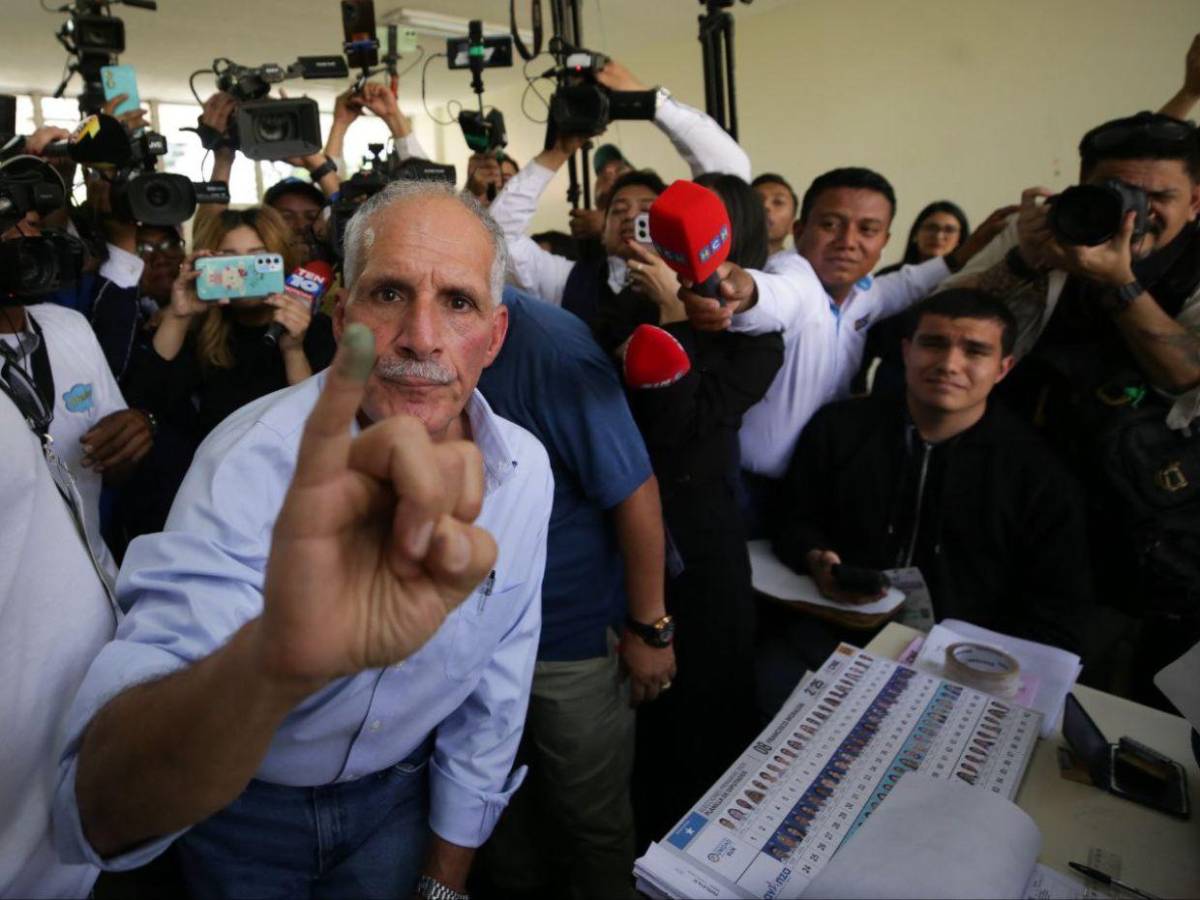 Nasry Asfura votó en la Universidad Pedagógica de la capital