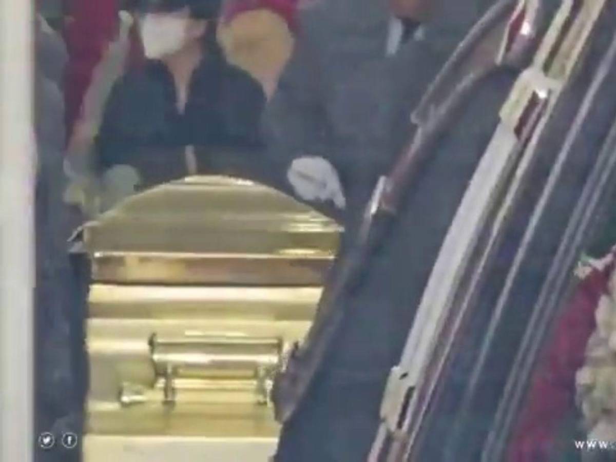 Ataúd de oro, música regional y mucha seguridad: así fue el entierro de El Mencho