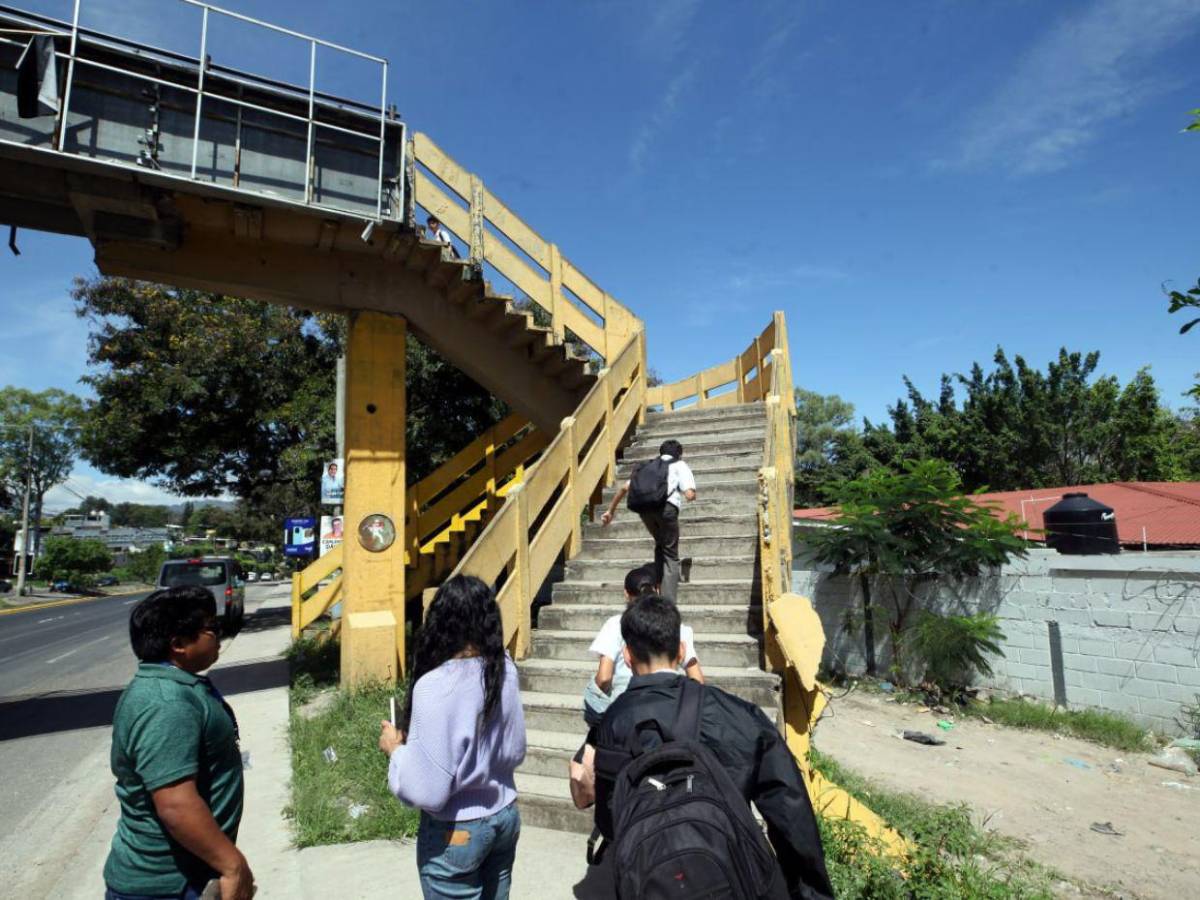 Enormes grietas y deterioro en el puente peatonal del Central y en el Hato de Tegucigalpa