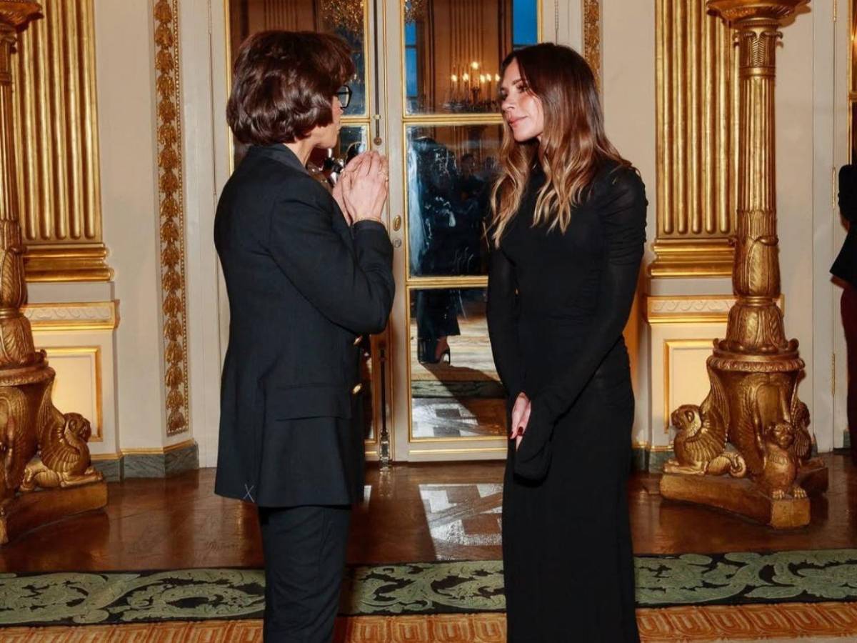 Victoria Beckham es condecorada en Francia como Oficial de las Artes