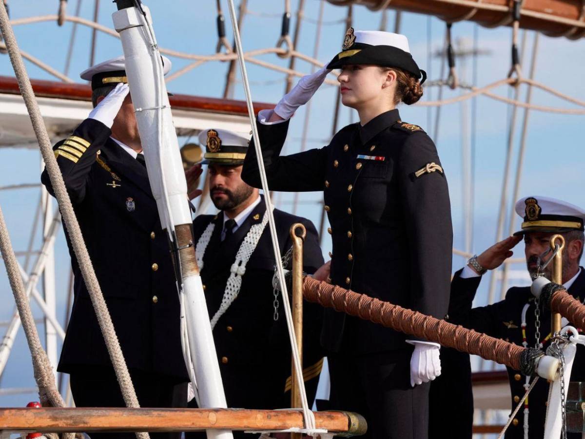 Princesa Leonor se embarca en el buque Elcano; estará en alta mar seis meses Princesa Leonor se embarca en el buque Elcano; estará en alta mar seis meses