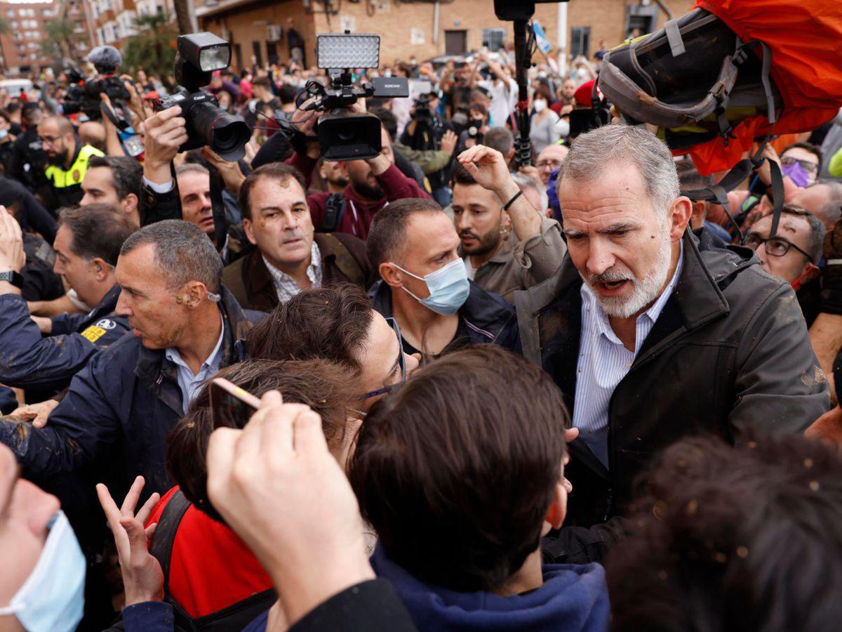 Con insultos y lodo reciben a los reyes de España en Valencia