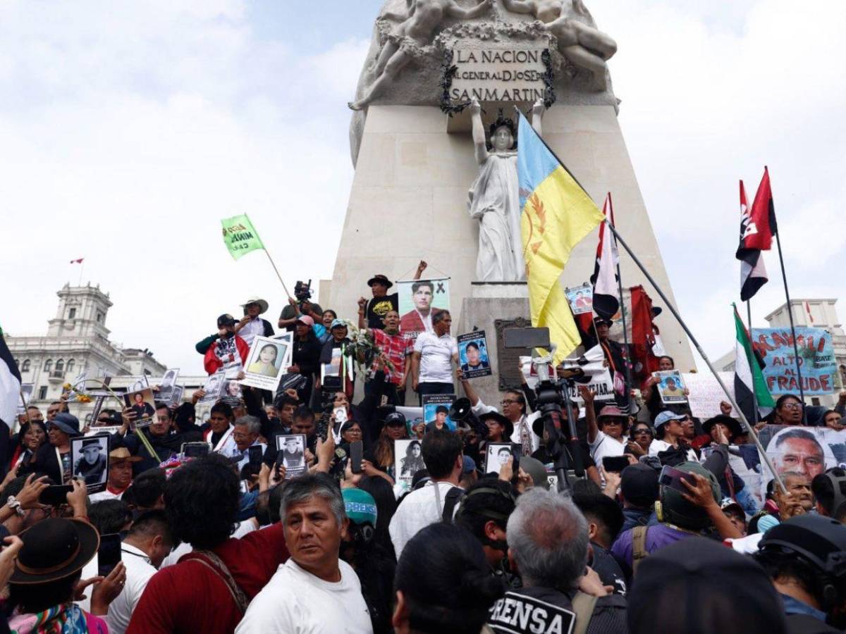 Cientos de personas protestan en Lima contra la investidura de Keiko Fujimori