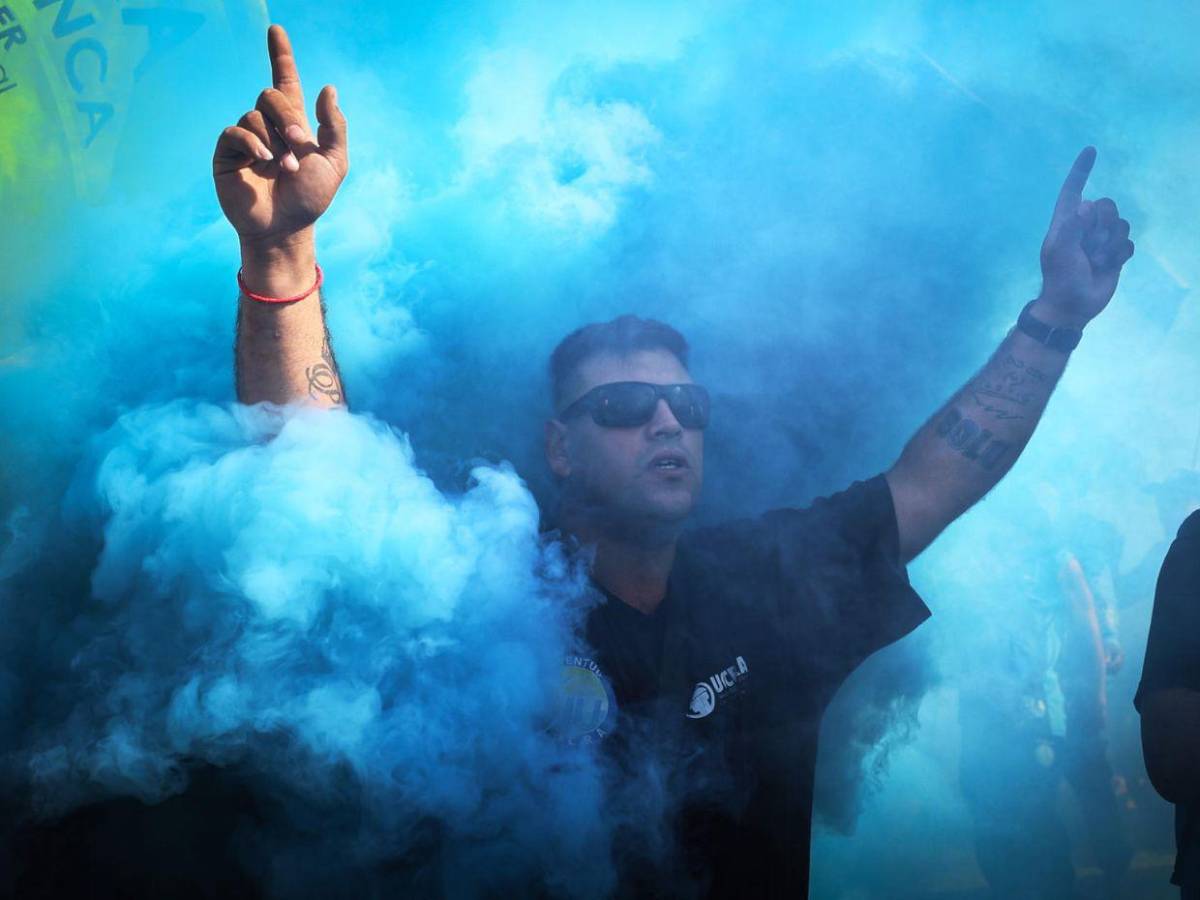 Miles de argentinos marchan contra las políticas de Milei en el Día del Trabajador