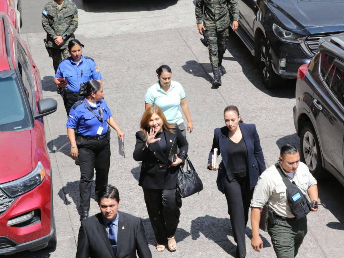 Con resguardo, llegan a declarar Cossette López y Ana Paola Hall al Congreso ante la comisión Con resguardo, llegan a declarar Cossette López y Ana Paola Hall al Congreso ante la comisión