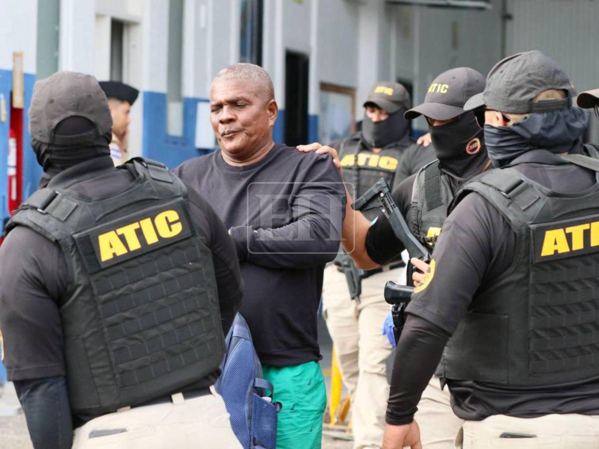 Así trasladaron a los cinco detenidos con 899 kilos de cocaína tras operación en Gracias a Dios