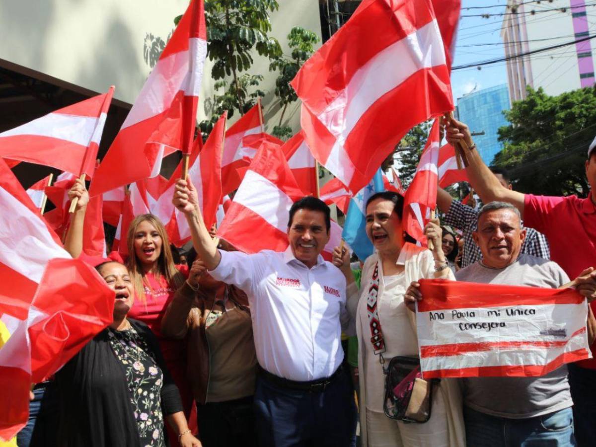Líderes y simpatizantes liberales y nacionalistas llegan a respaldar a consejeras del CNE Líderes y simpatizantes liberales y nacionalistas llegan a respaldar a consejeras del CNE
