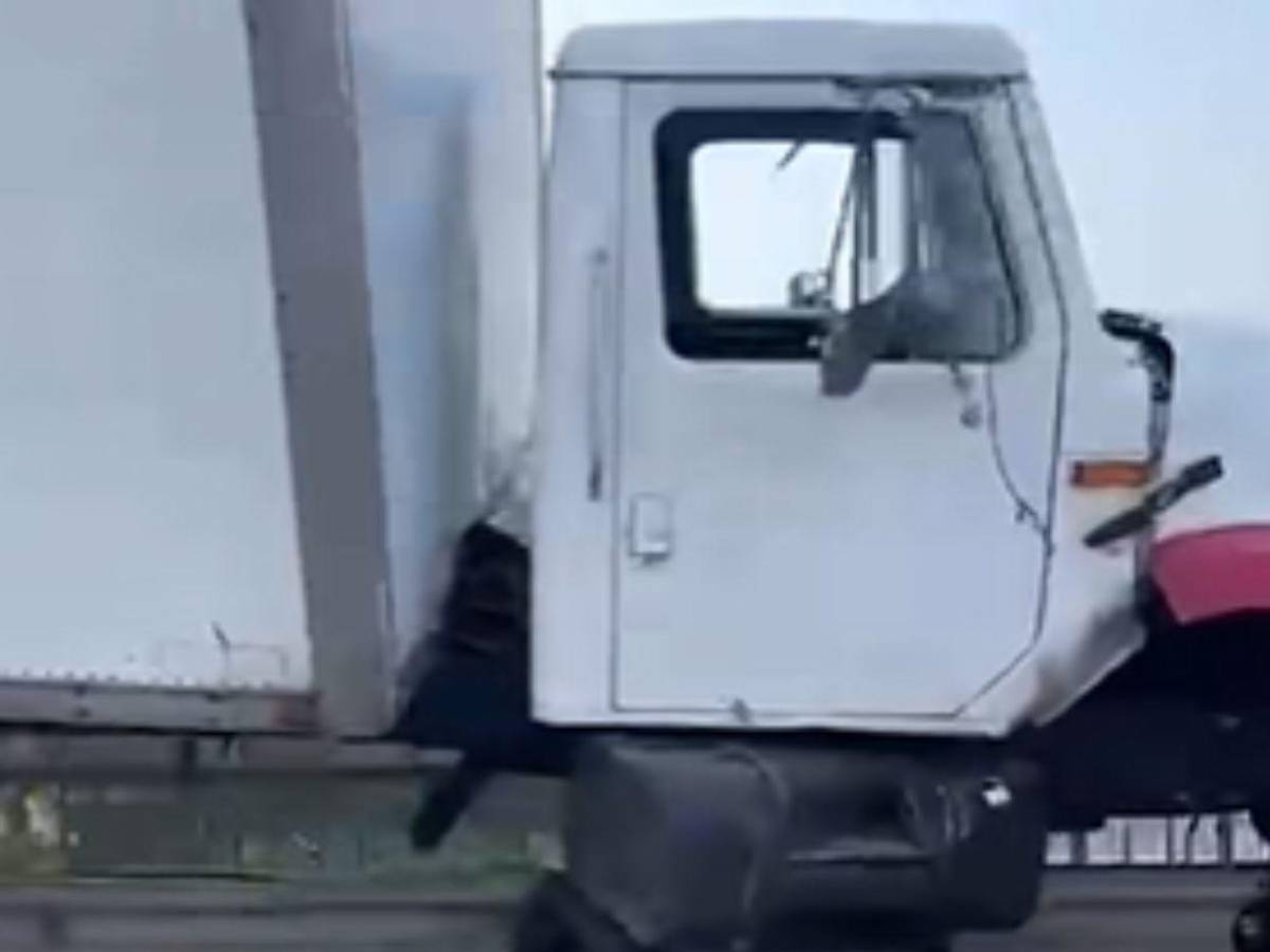 Por esquivar un perro: Camión queda al filo de puente y deja conductor herido en La Ceiba