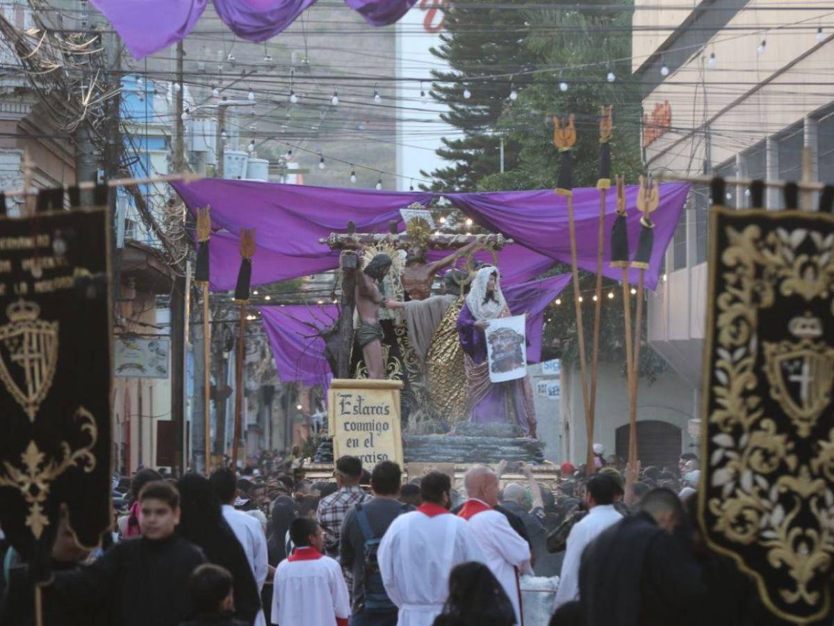 Así se desarrolló la solemne procesión del Santo Entierro en la capital