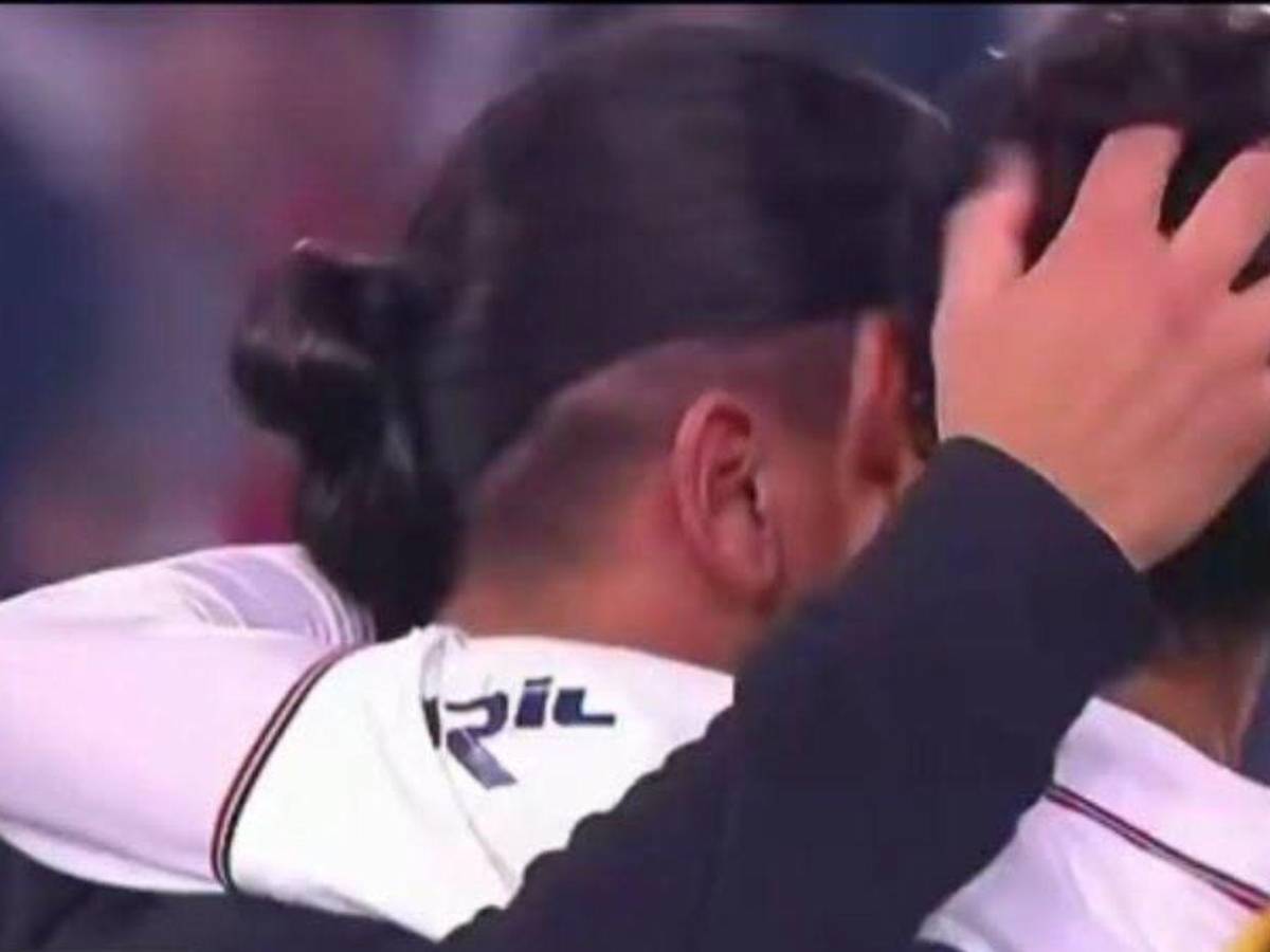 El emotivo momento de un padre e hijo que se enfrentaron en un partido de fútbol en Uruguay