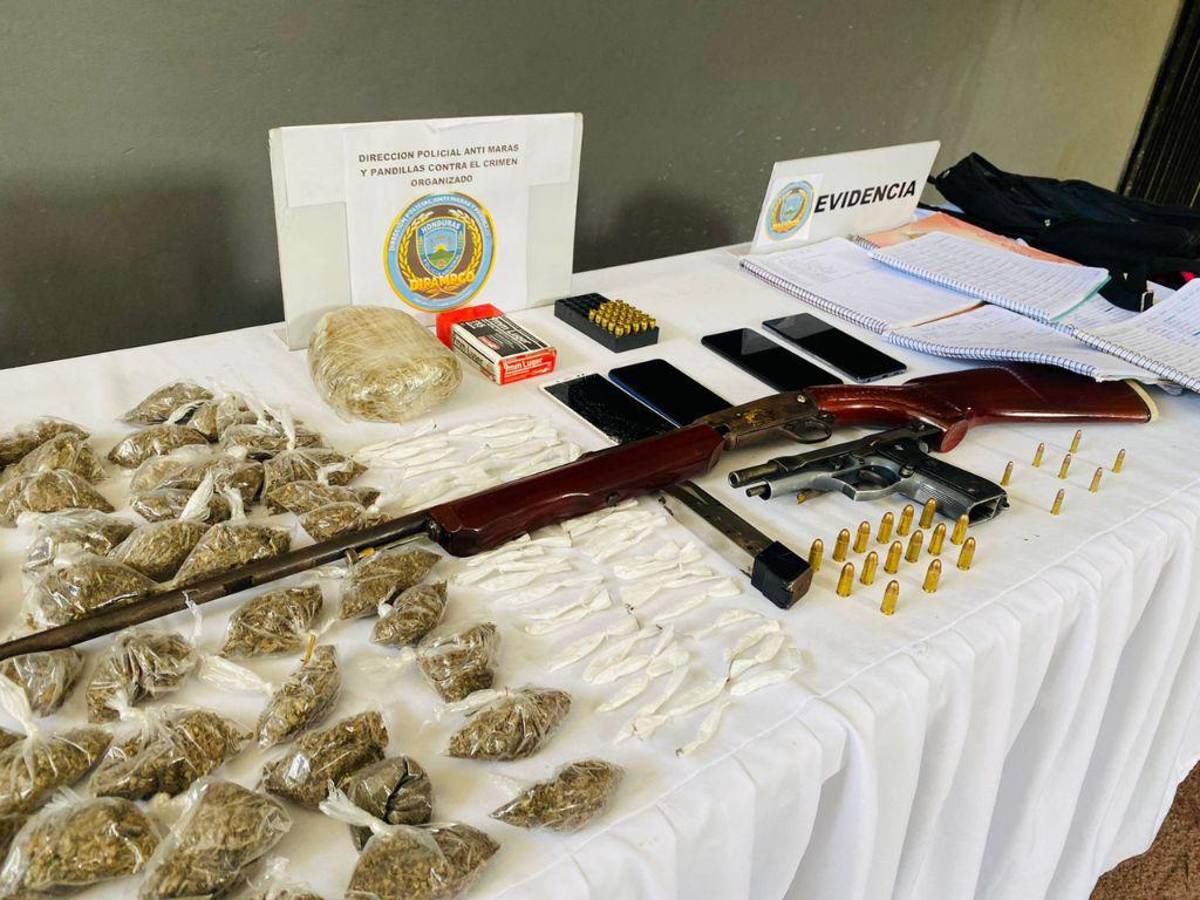 Unas 158 bolsas de supuesta marihuana y armas de uso ilegal le fueron decomisadas a los individuos.