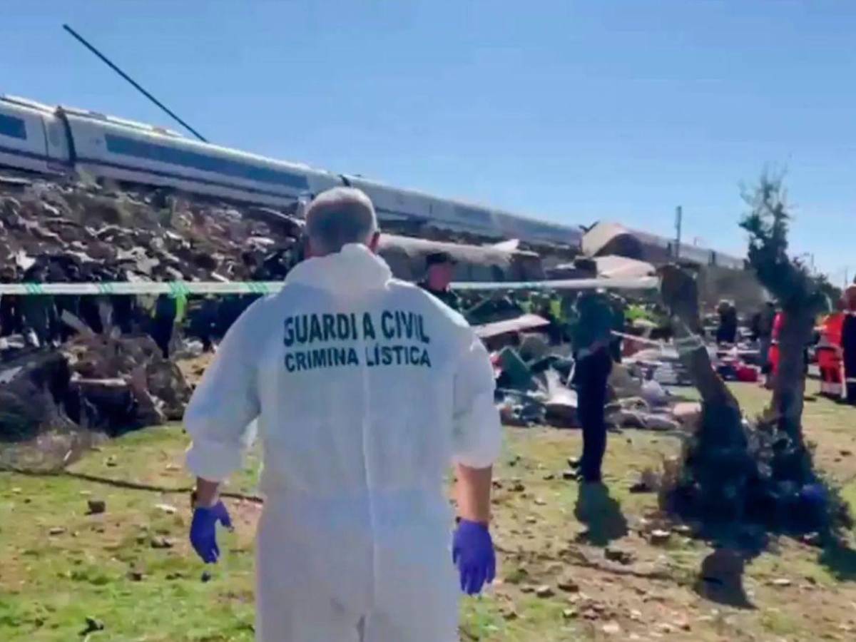 Sé que está ahí: familias mantienen la esperanza tras accidente de trenes en Toledo