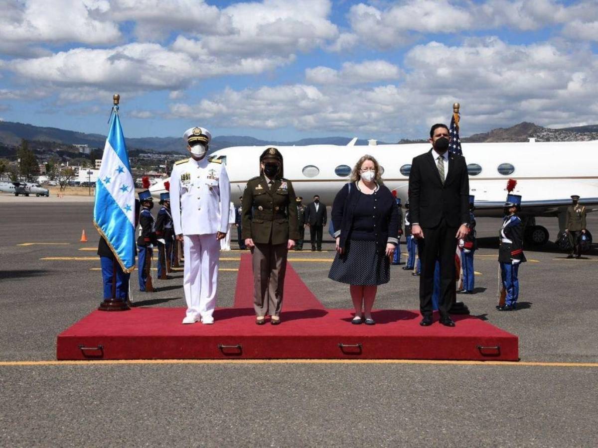 Jefa del Comando Sur llega a Honduras para reunirse con la presidenta Xiomara Castro