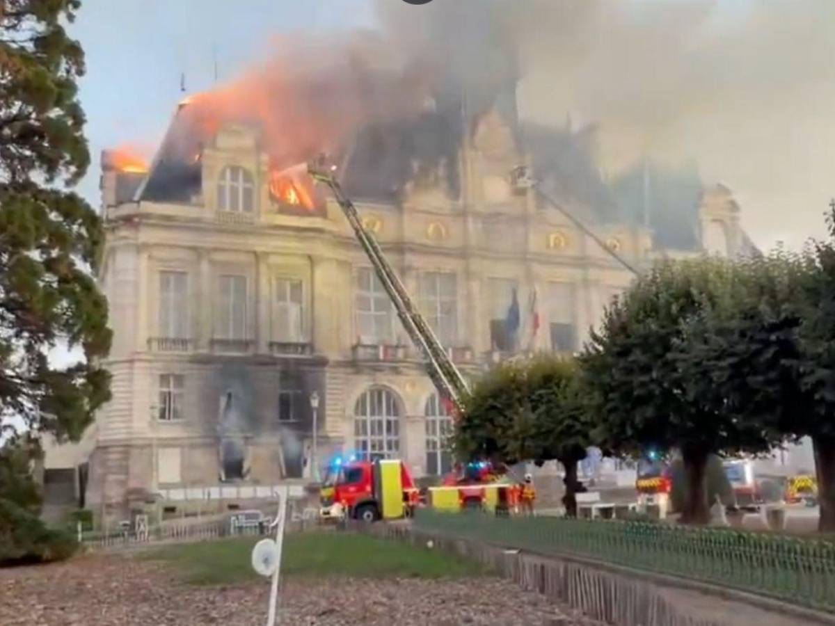 Así quedó el Ayuntamiento de Limoges tras el incendio provocado durante protestas