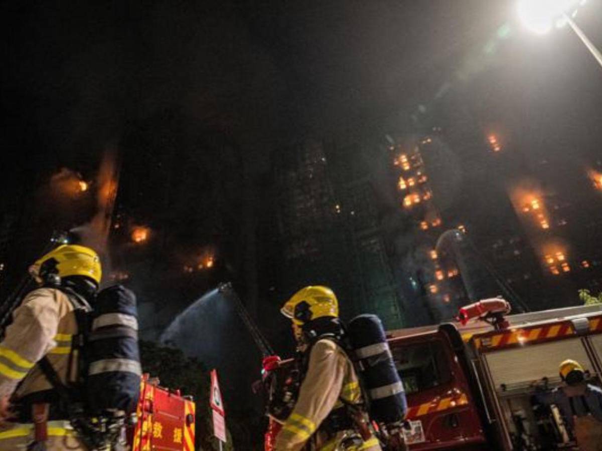 Sube a 36 la cifra de muertos por voraz incendio en edificios de Hong Kong