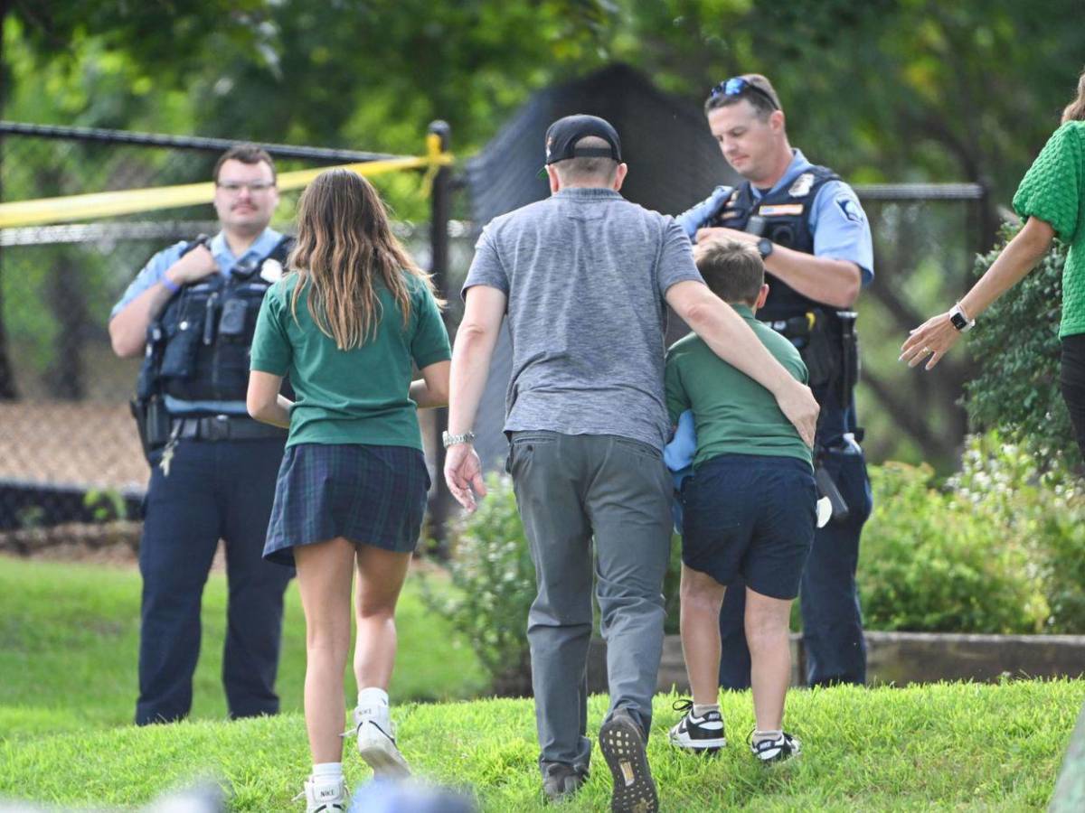 Dos niños muertos y 17 heridos: así fue el tiroteo en escuela católica de Minneapolis