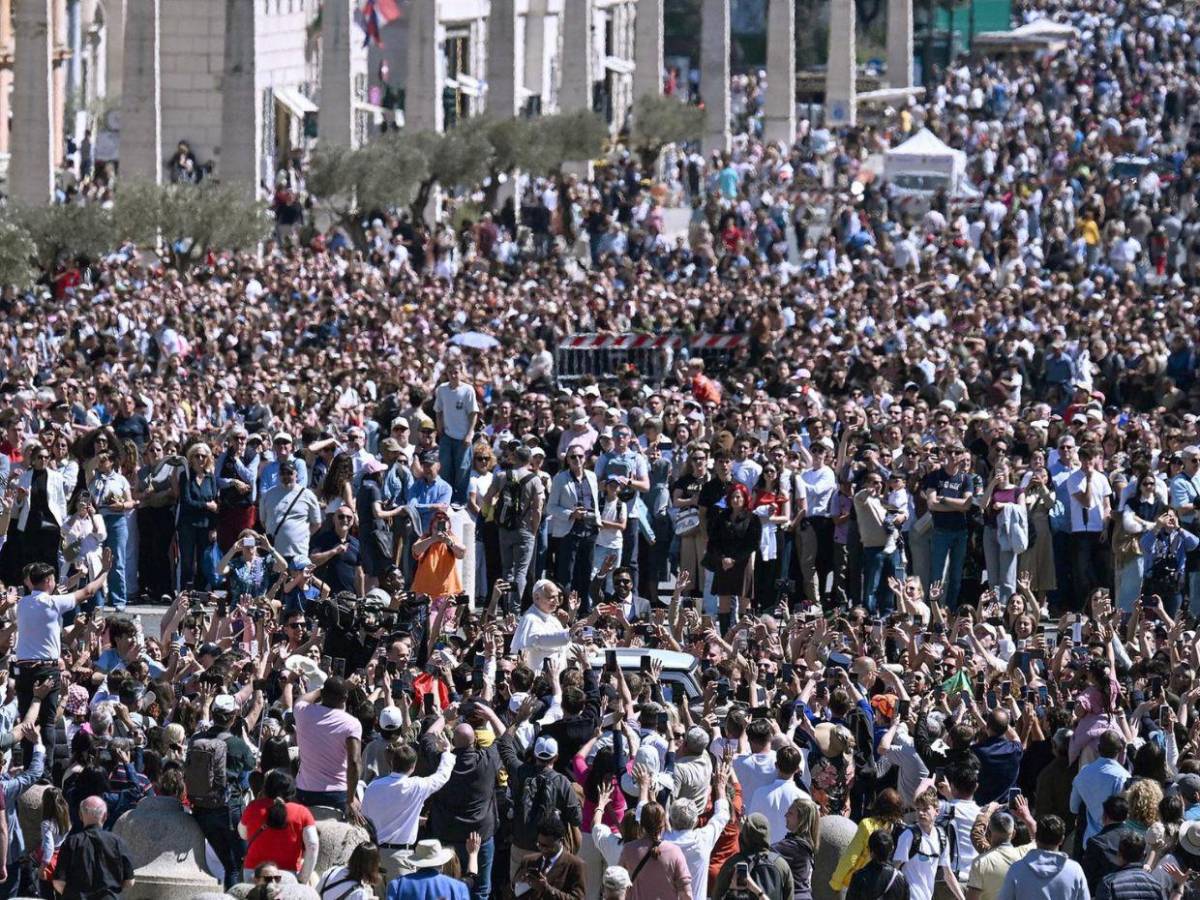 Papa León XIV preside multitudinaria misa de Pascua