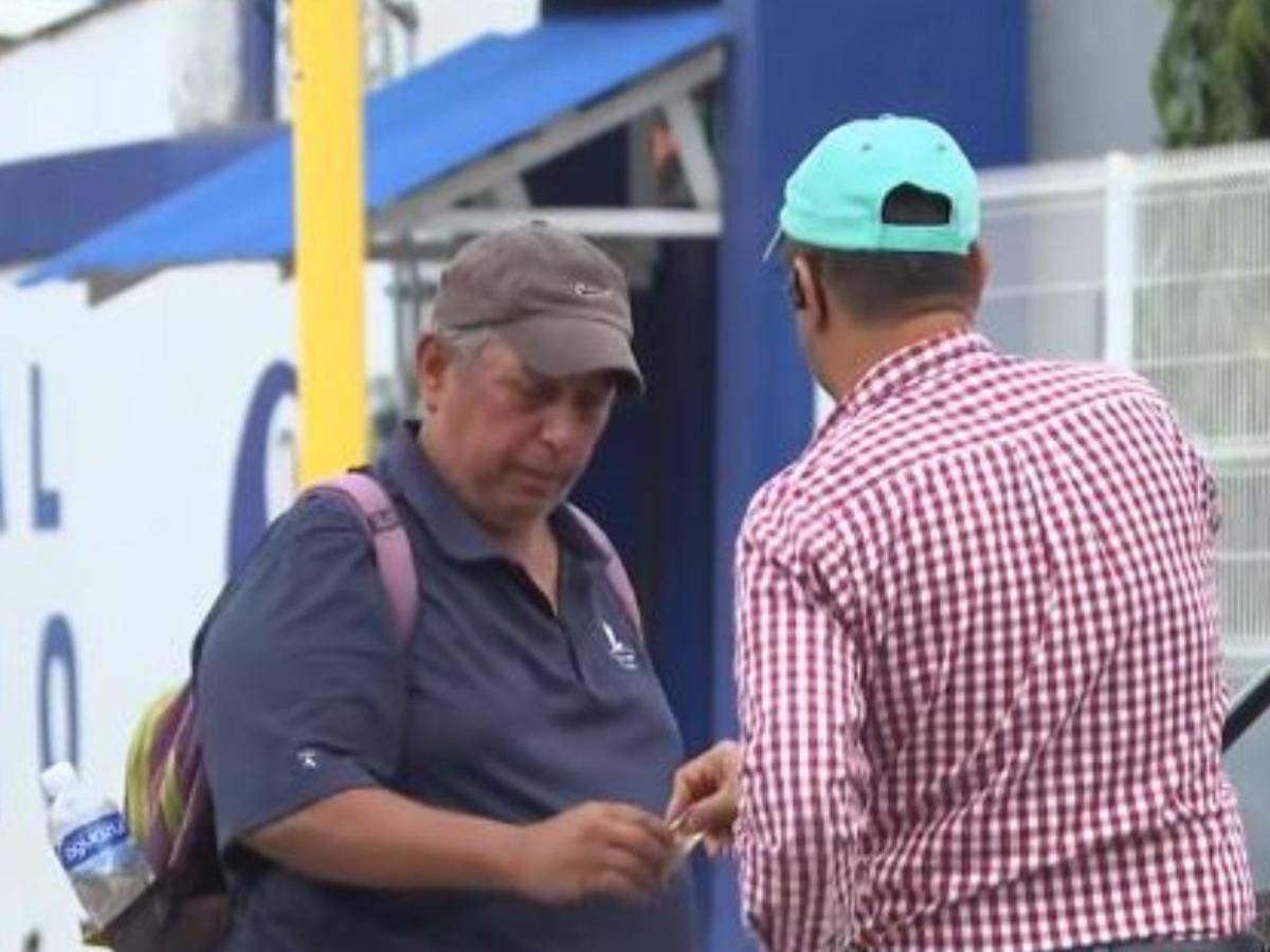 Legendario cronista deportivo ahora pide en las calles de La Ceiba para sobrevivir: su cruel situación