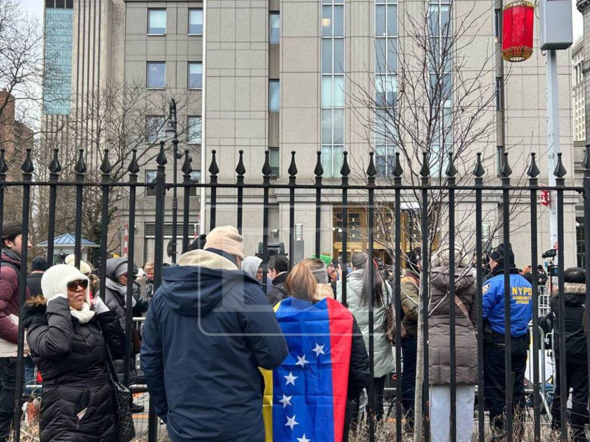 Protestan en Nueva York durante la audiencia contra Nicolás Maduro y su esposa