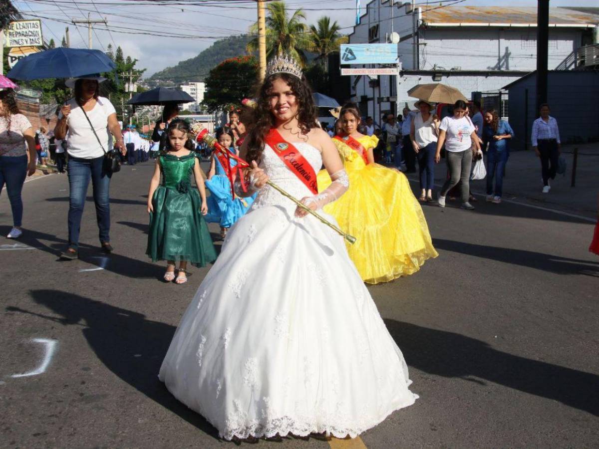 Fauna, próceres, palillonas y más: escuelas conmemoran el 204 aniversario de independencia