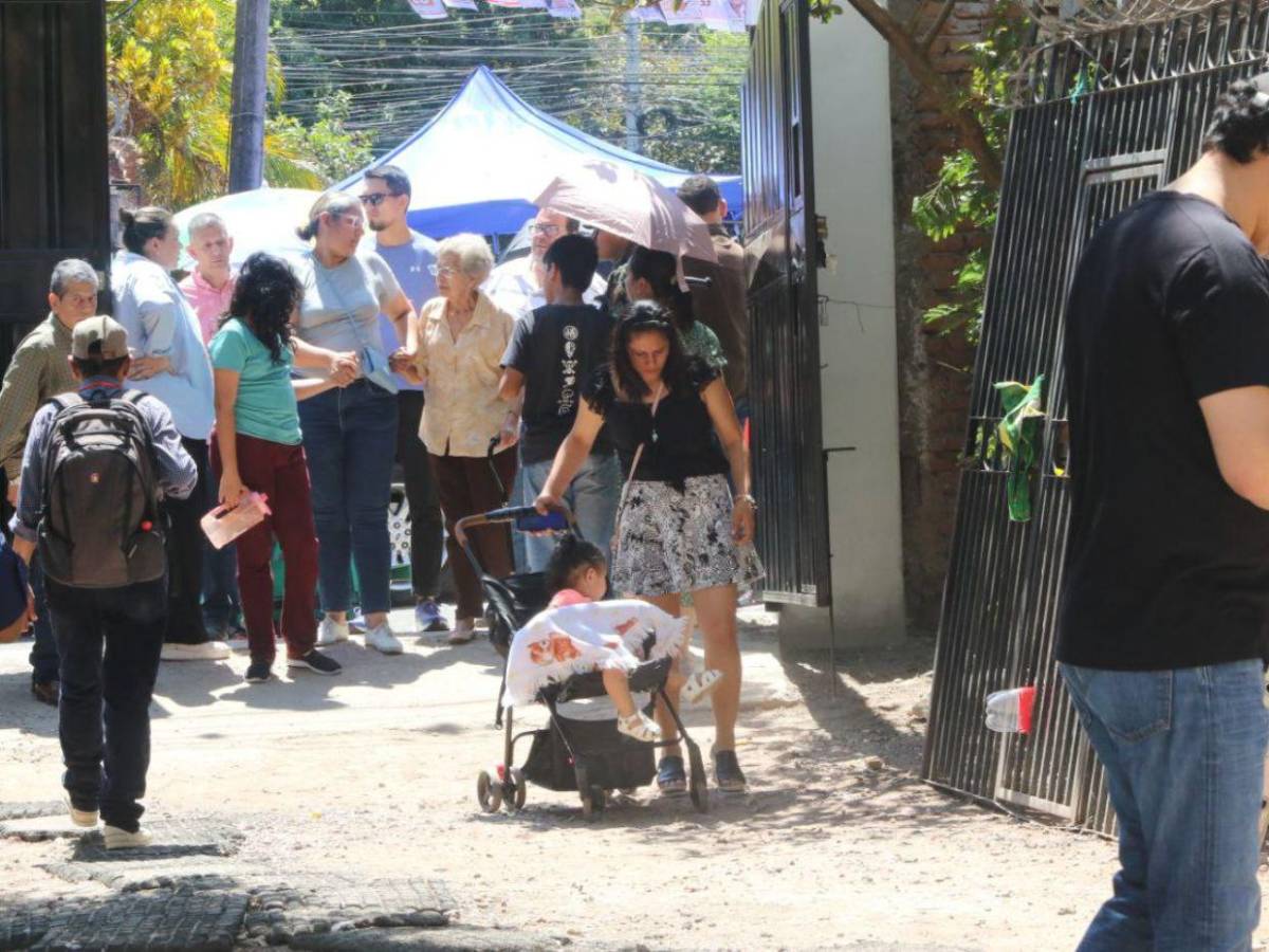 Después de 5 horas, maletas electorales llegan a la Escuela República de Nicaragua