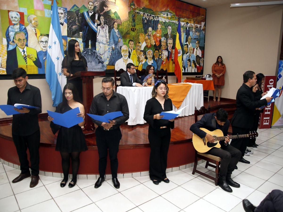 En esta jornada de premios los estudiantes de la Carrera de Letras de la UPNFM ofrecieron una presentación de poesía coral, titulada “El modernismo, primavera en flor de la literatura hispanoamericana”.