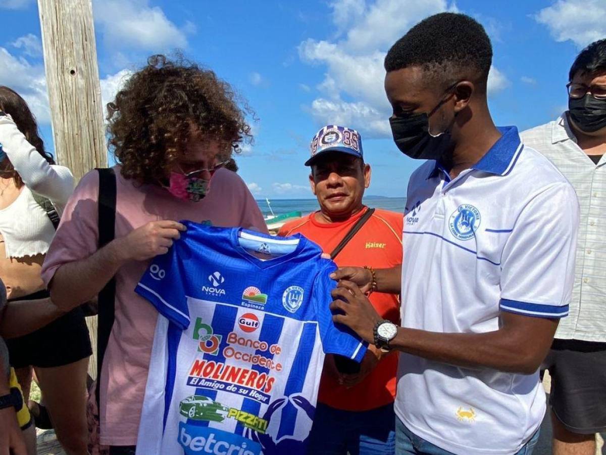 Luisito Comunica posa con la camiseta del Victoria durante su visita a Honduras